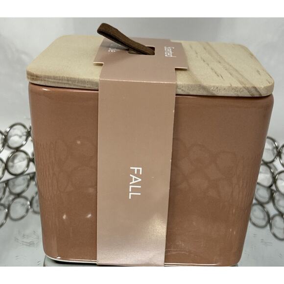 Huntington Home Fall Soy Scented Candle Amber, Leathery Guaiacwood & Sandalwood - Picture 5 of 8